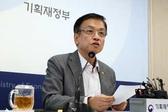 최상목 "금투세 시행 않고 주식 과세제도 제로베이스 검토"